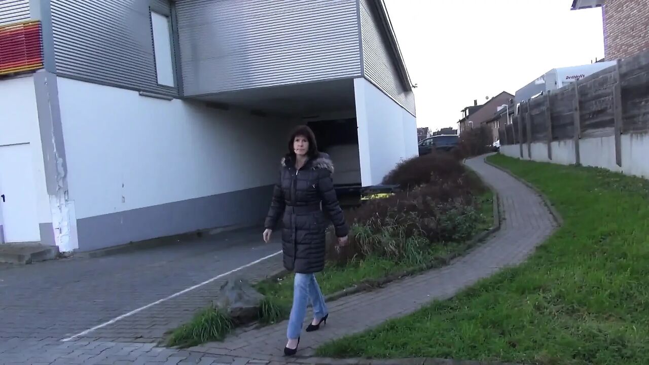 Milf enjoys sucking and fucking at the studio