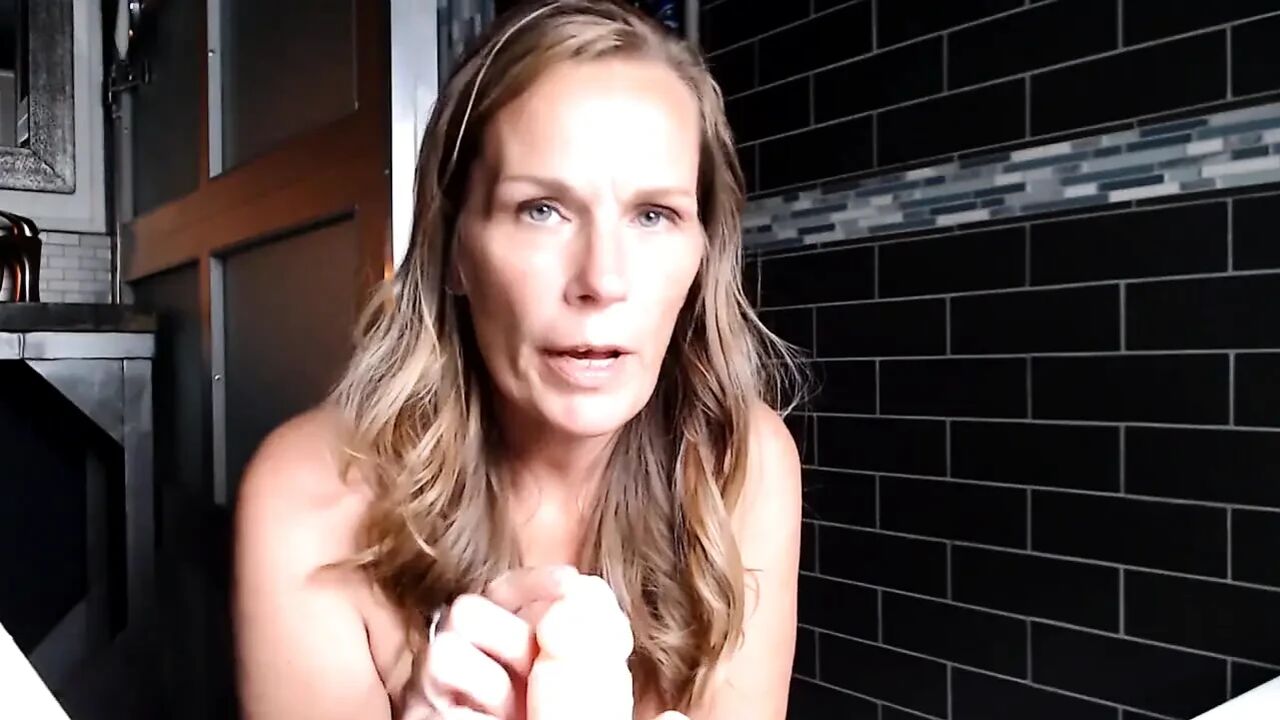 I like to suck you off dirty boy! Seriously one of my favorite fetishes! Happy Cinco De Mayo!