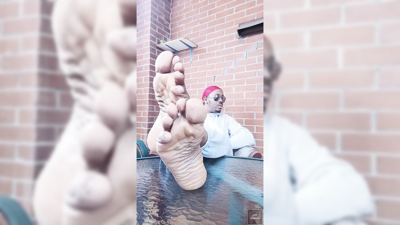 Toe wiggling and sole crossing (2025)