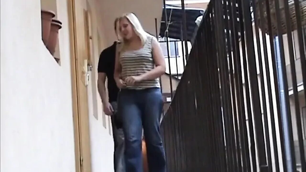 Amateur real couple pussy fucking in dogging position...bedroom sex