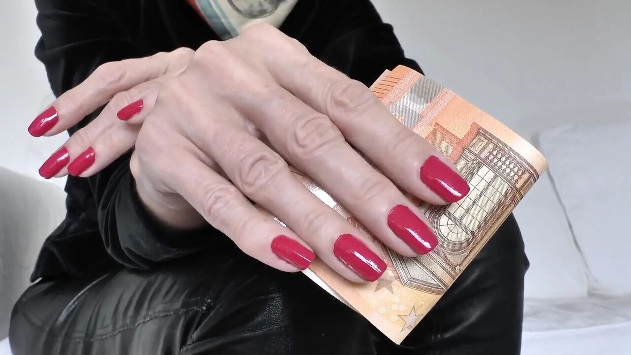 Classic Red Fingernails, Lady Victoria Valente