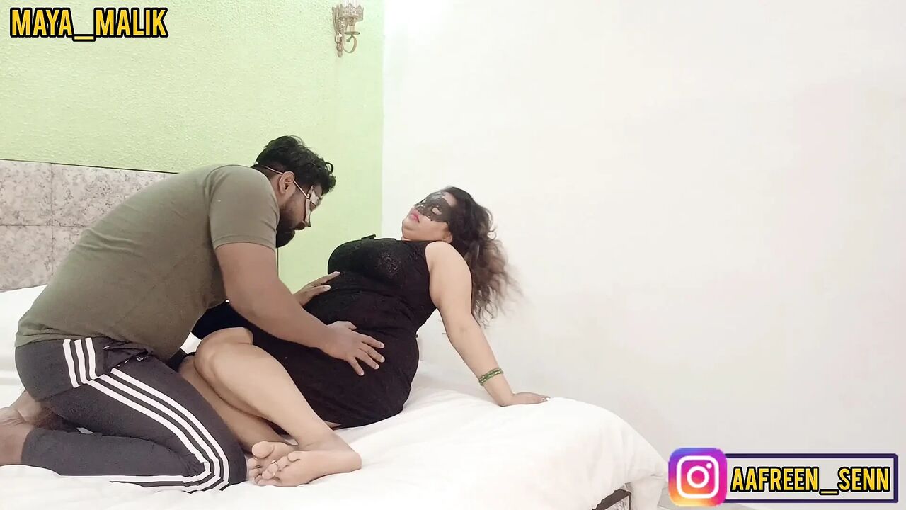Apni Engagement ke din Aafreen ka chudne ka mood hua to hotel ke Technician se chudne chali gayi