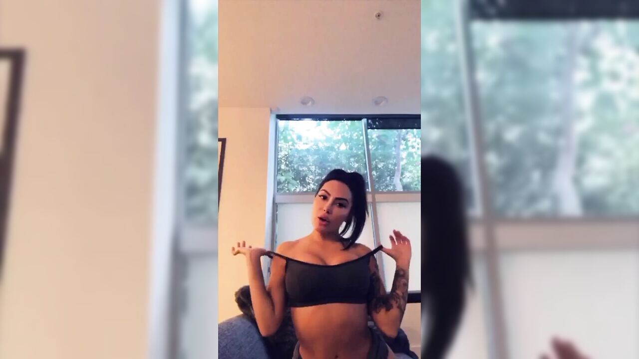 Sweaty Latina Lela Star masturbates after working out