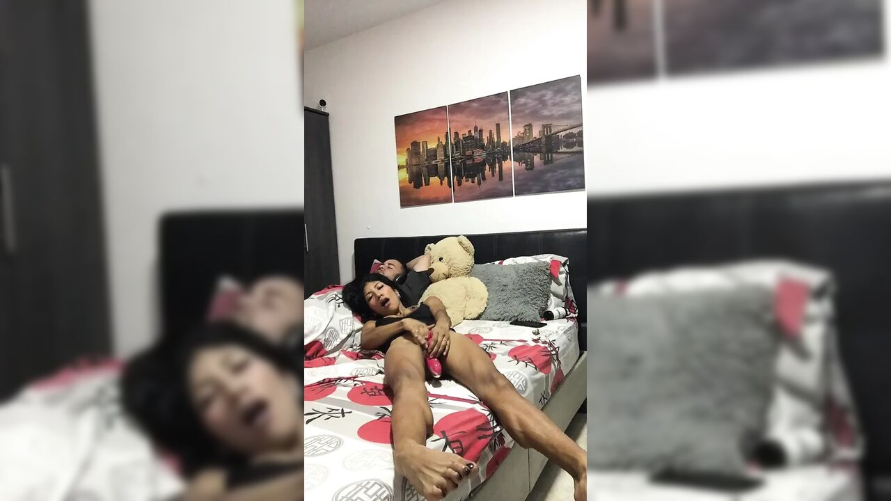 A big exotic girl rubs her big pussy.