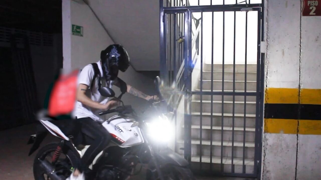 Delivery man fucks the BEAUTIFUL GIRL because he didn't have money to pay