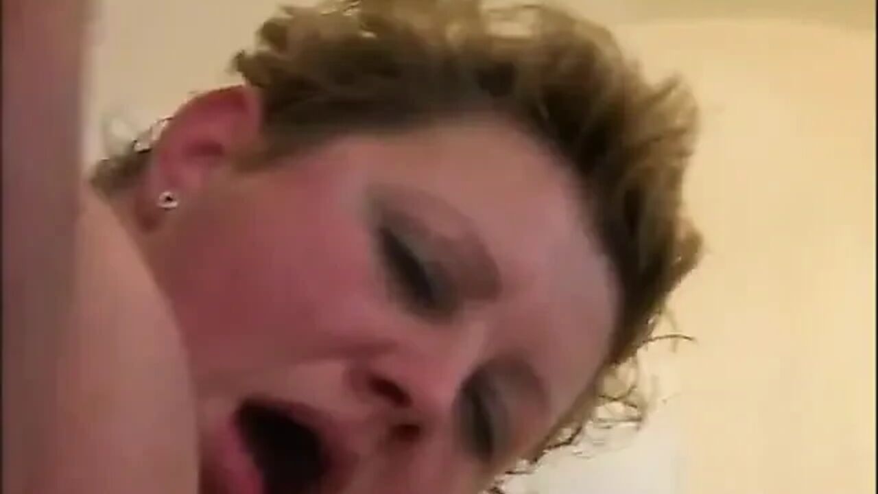 Chubby woman gives a nice blowjob just before to ride the same cock