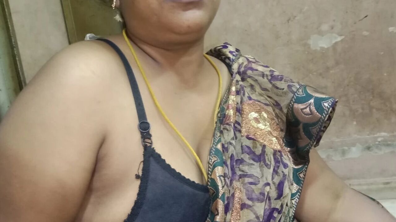 Delivery boy aunty seduces him and gets excited video