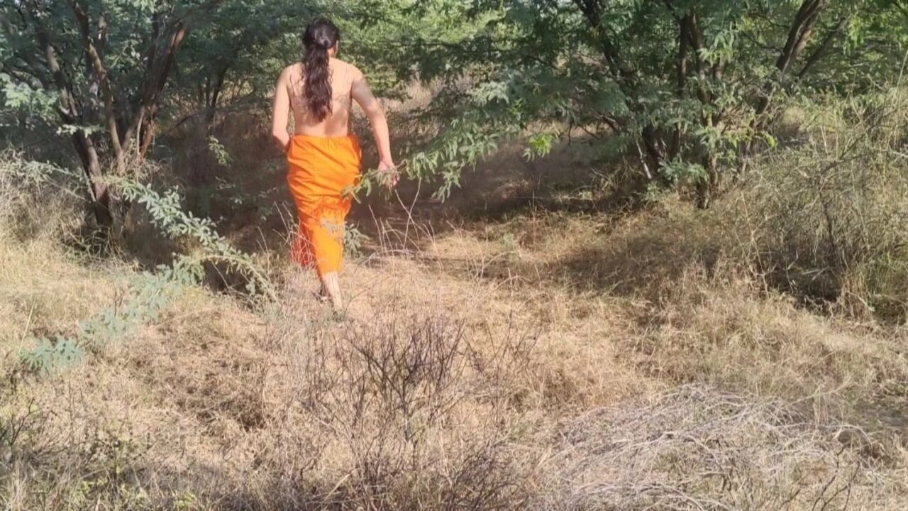 Jangal Me Lakdi Lene Aai Bhabi Ko Ladke Ne Choda