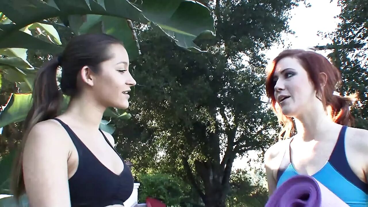 Horny lesbian Dani Daniels seduces a hot babe