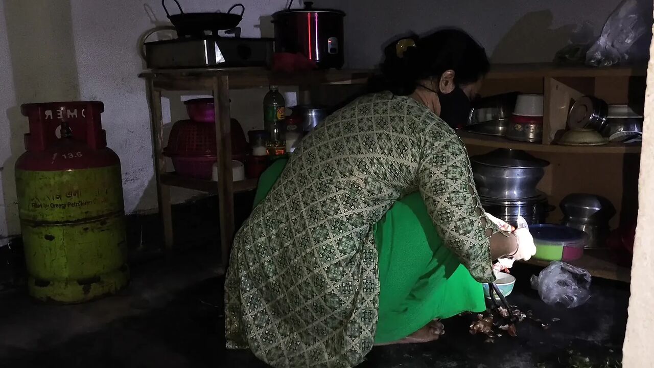 My aunty was cutting vegetables so I hugged her and started fucking her in the ass.