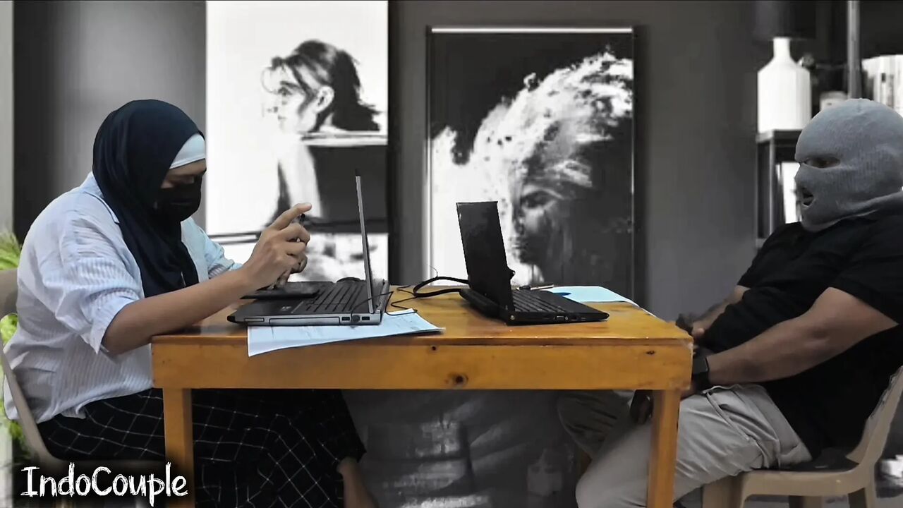 Blowjob panas di tempat kerja dari rekan kerja. rekan. Blowjob di kantor saat bekerja
