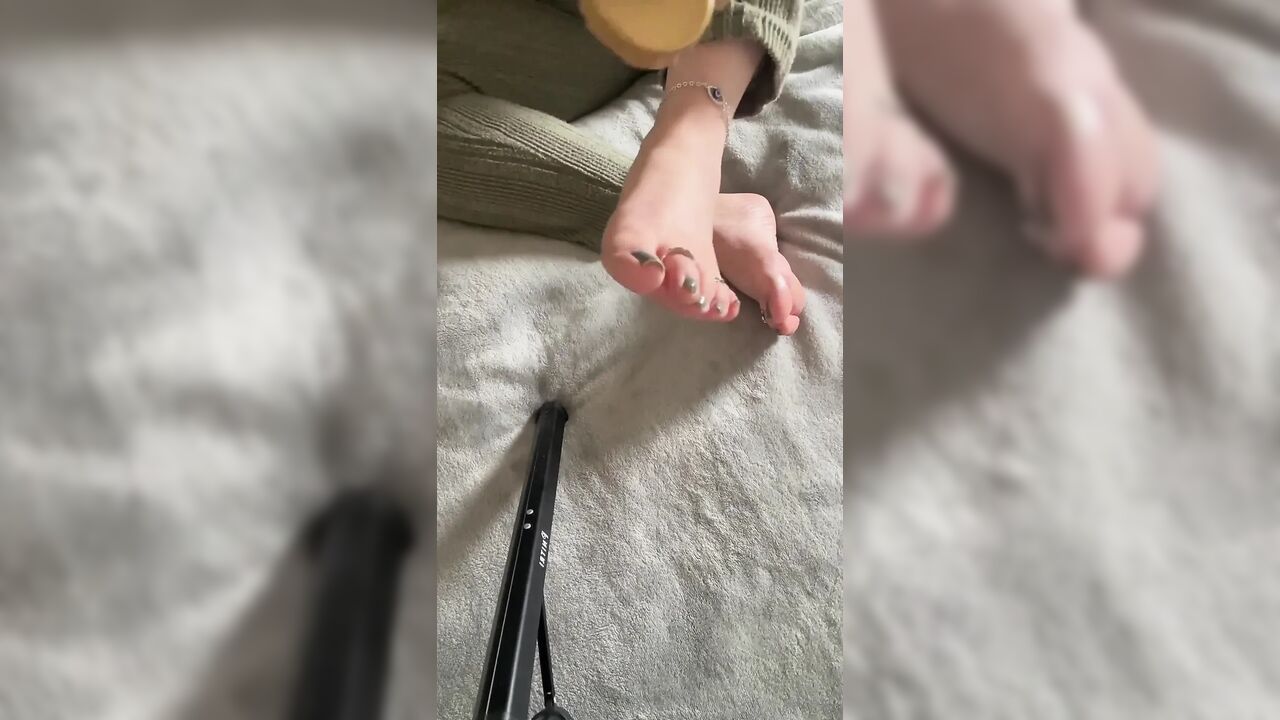 8 Minutes of Pure Happiness in Front of My Beautiful Feet