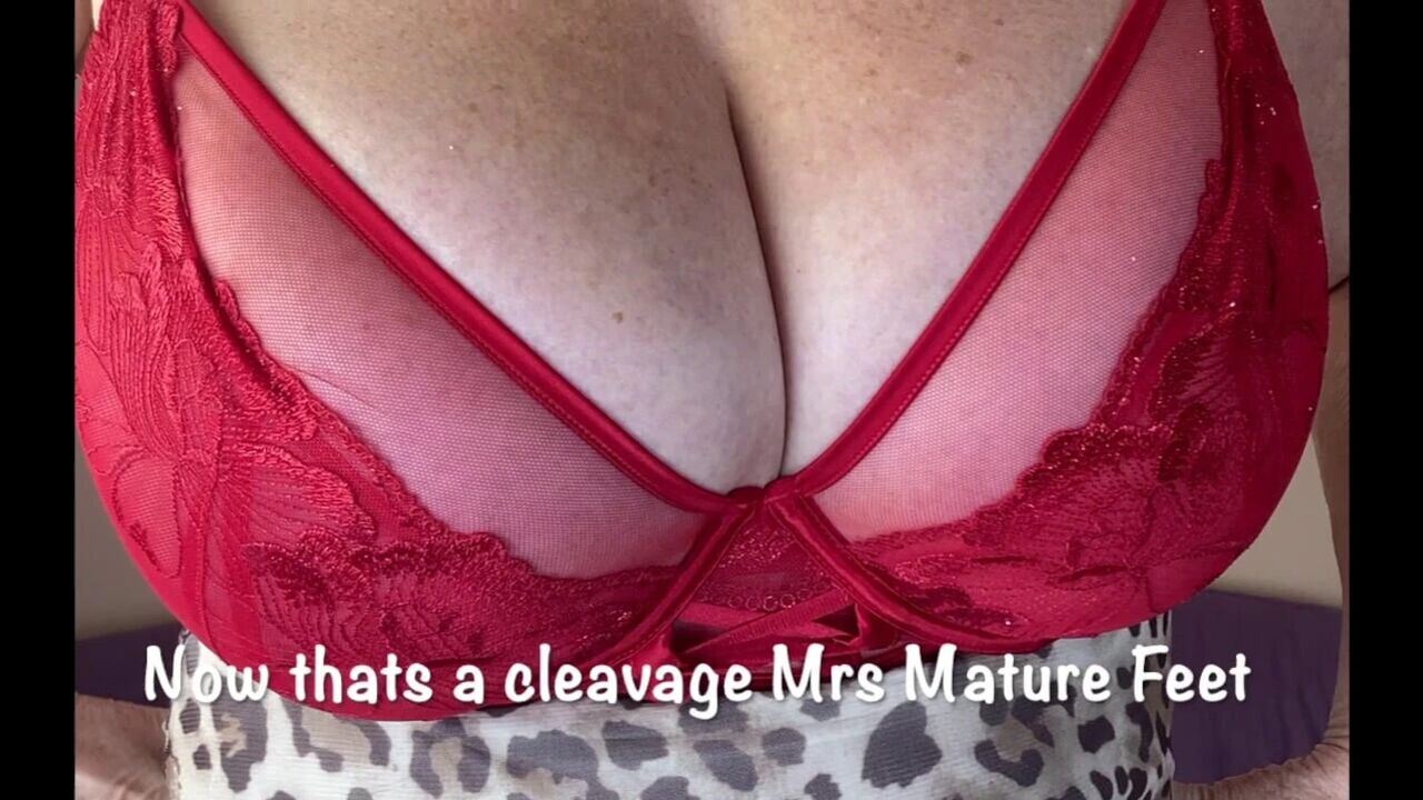 Mrs Mature Feet waiting on a friend