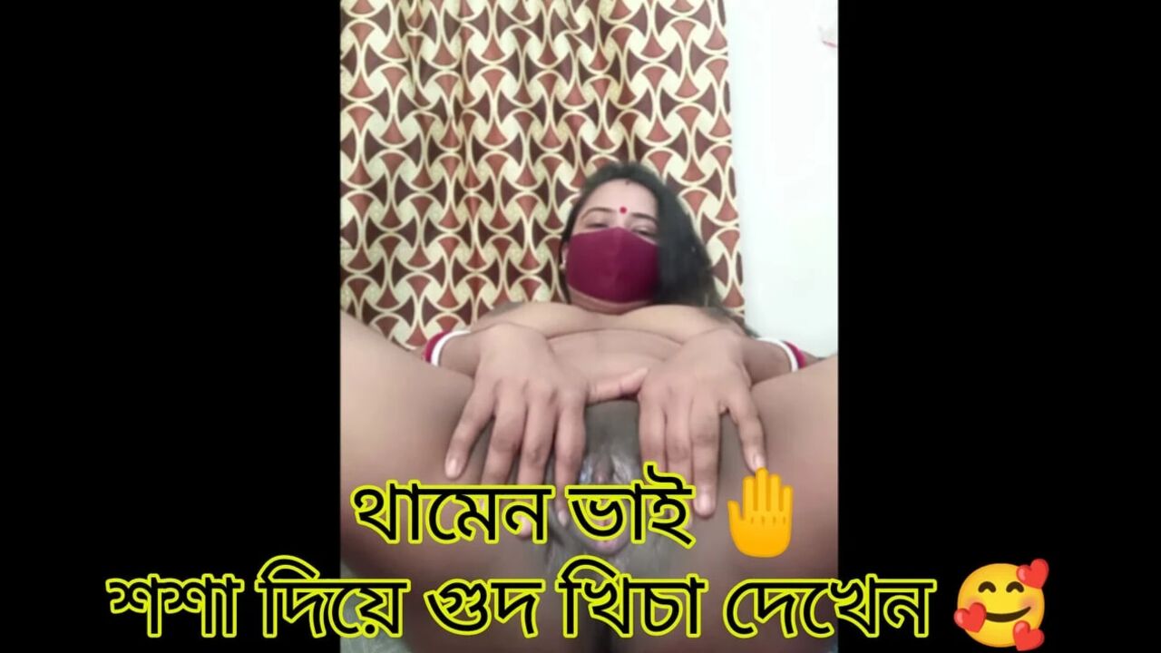 Desi Sexy boudi using cucumber for orgasm.