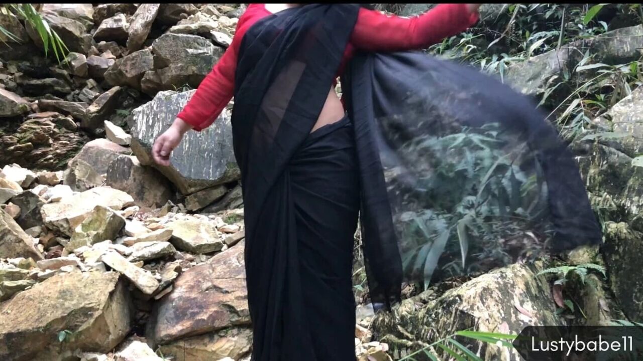 Trekking ma saree layera majjale chikeko(sex in the woods)