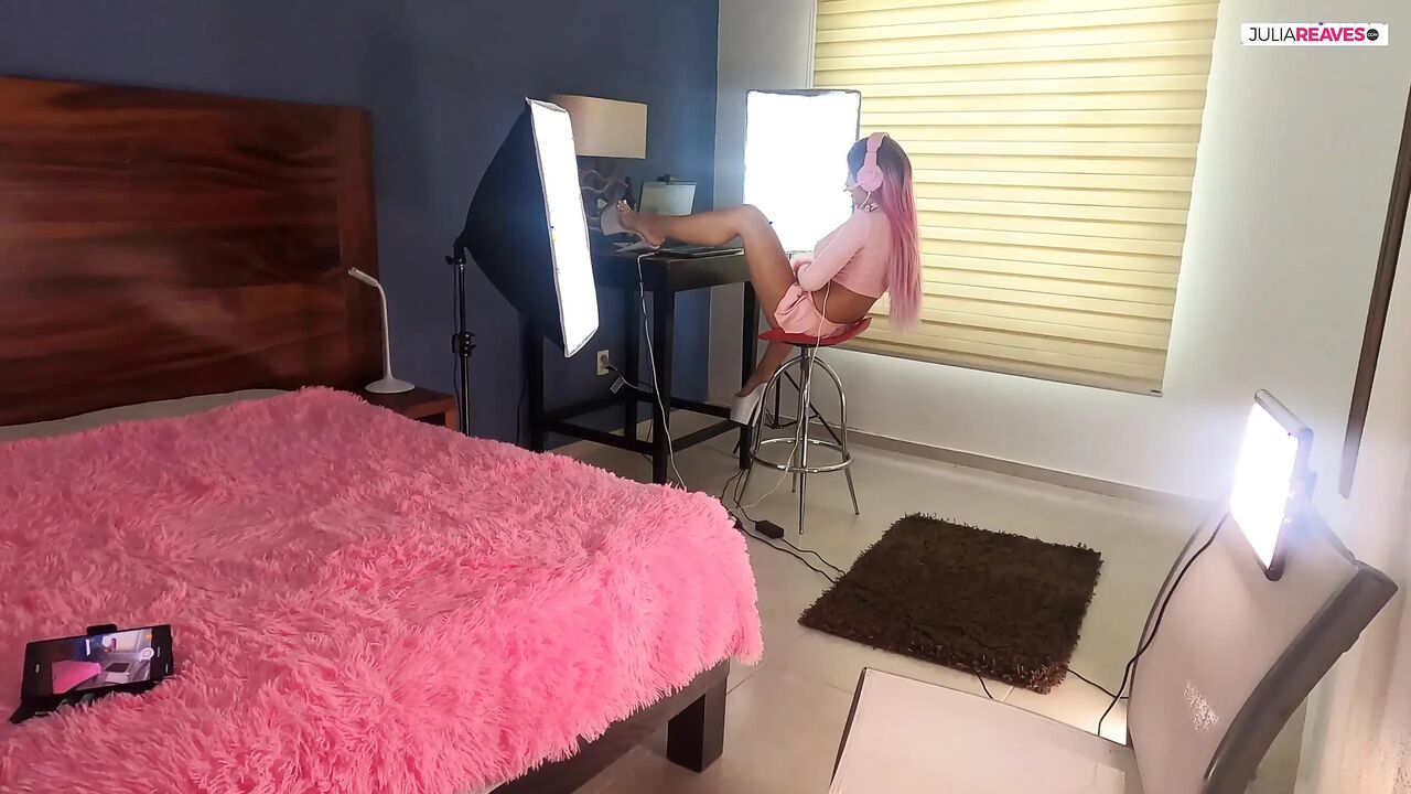 Punk Latina only needs big and big cocks in her pussy
