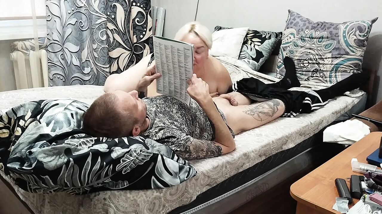 girlfriend gives blowjob for a portion of hot cum