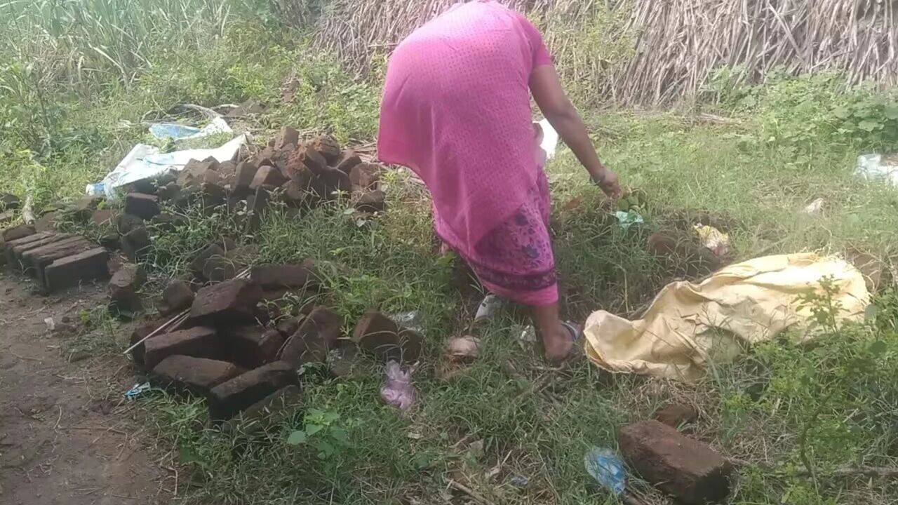 Big boobs Priyanka Tamil aunty cleaning the garden