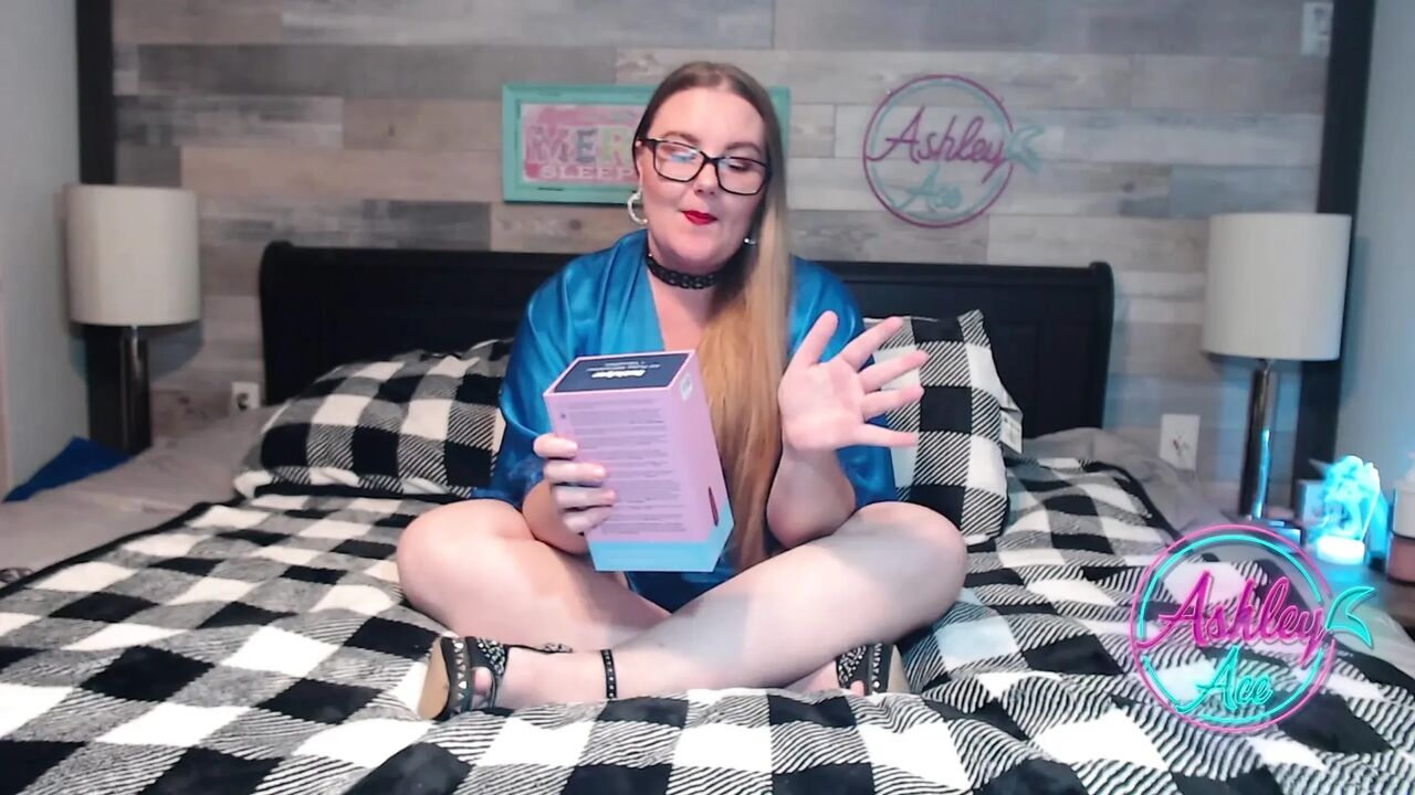 Ashley Ace Review - Satisfyer Curvy 1