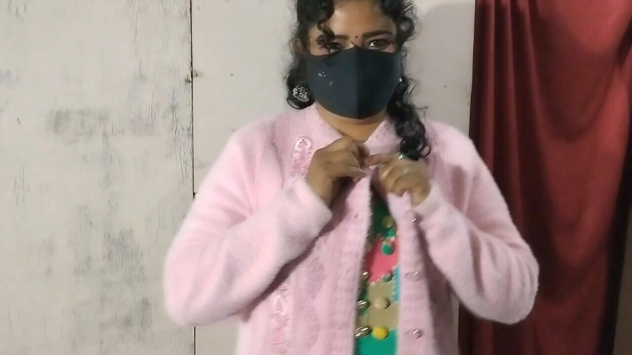 Hot Saloni big boobs shoowing