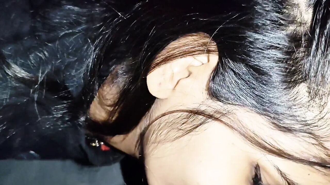 Finding my sister-in-law alone at home, I fucked her and made her virgin pussy cum.