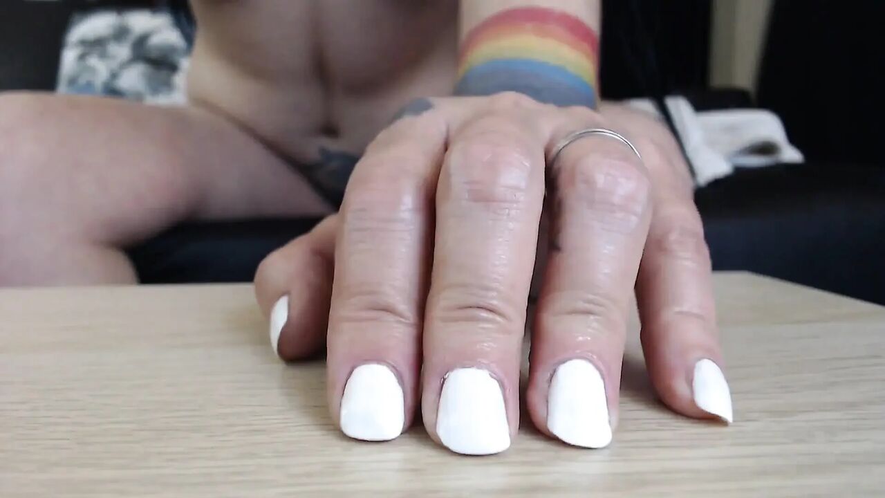 Real Nails Tapping