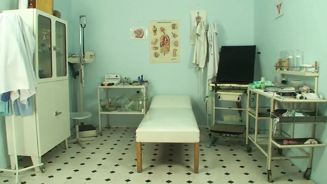 Brenda gets horny at her doctor's and lets herself be fucked on the patient's bed