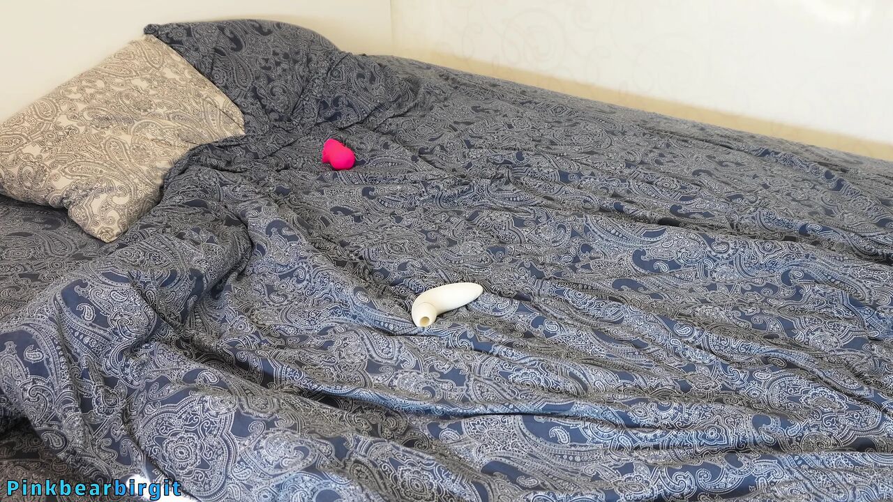 Hot MILF Tries Two Different Satisfyer Toys