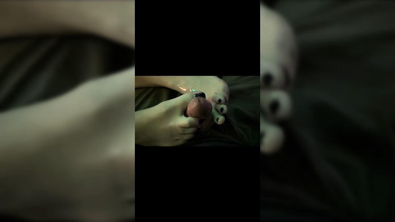 Elara gives her FIRST footjob ever!