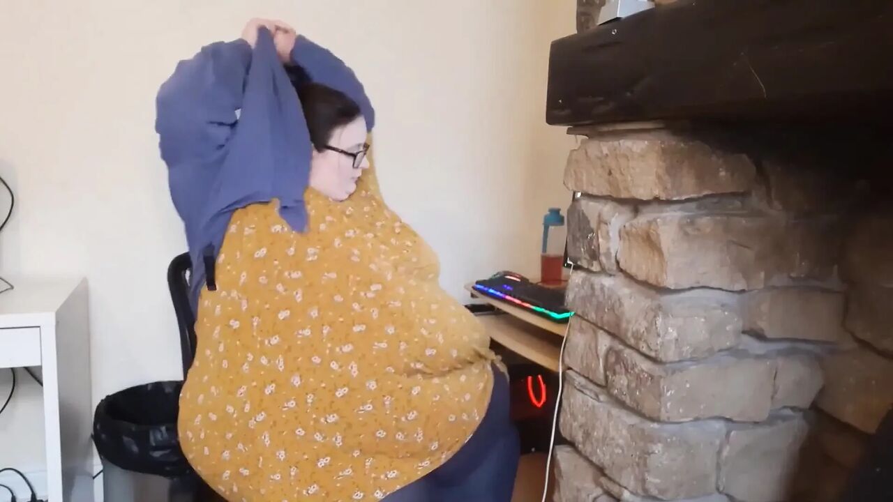 The fattest girl at work struggles