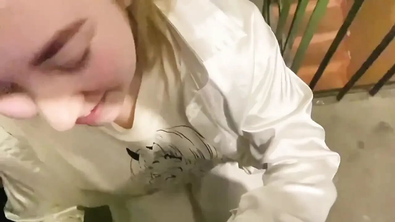 Fucked My Wife in the Entrance and Cum on Her Pussy!