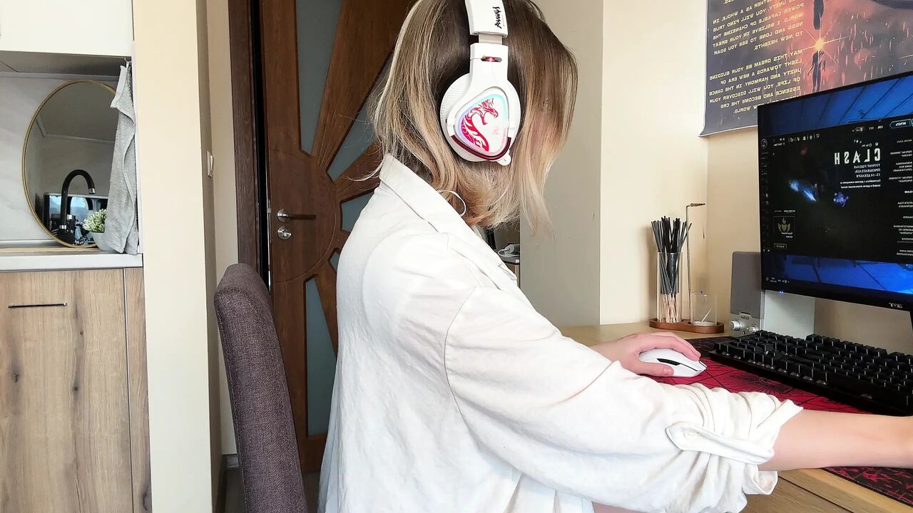 UwU Gamer Girl Gets Too Flustered