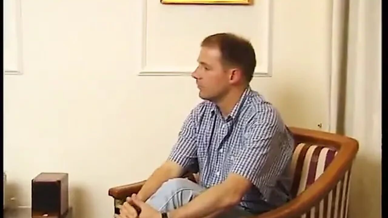 Mature slut comes to casting to blow a dick