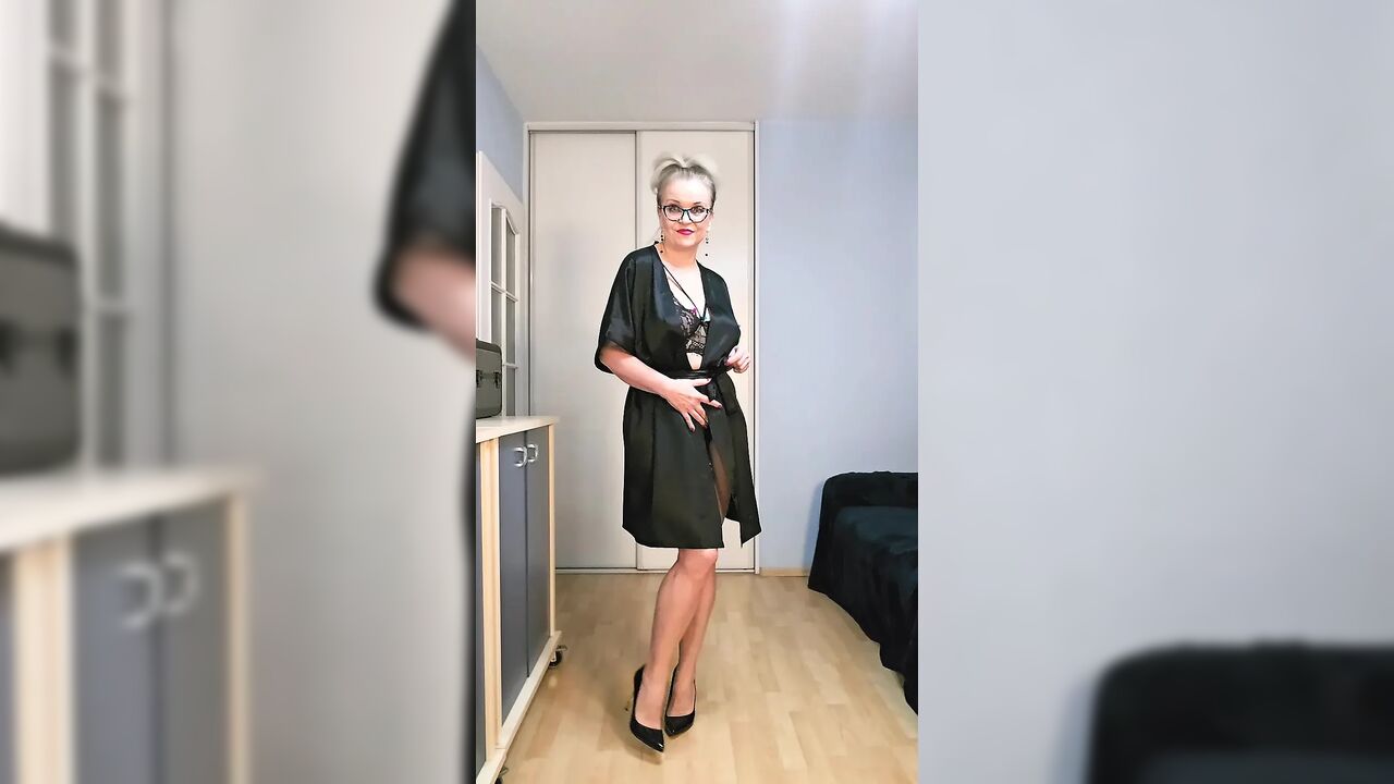 MILF Sexy Dance Show Wearing Nylon Stockings