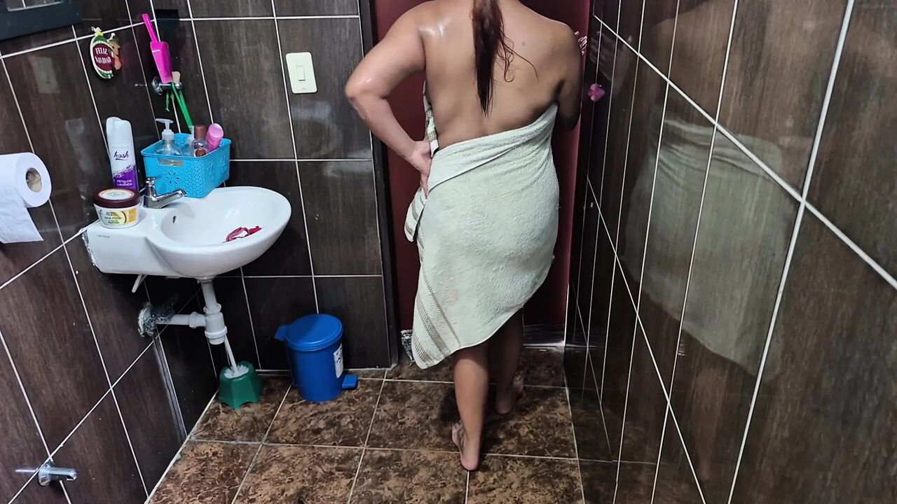 Tired of Her Husband, She Goes with Her Friend's Boyfriend to Fuck, Keilimar Is a Very Hot Brunette.