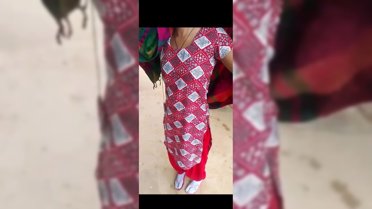 Ghar me jakar kiss kiya bhabhi Ko gao ke ladke ne