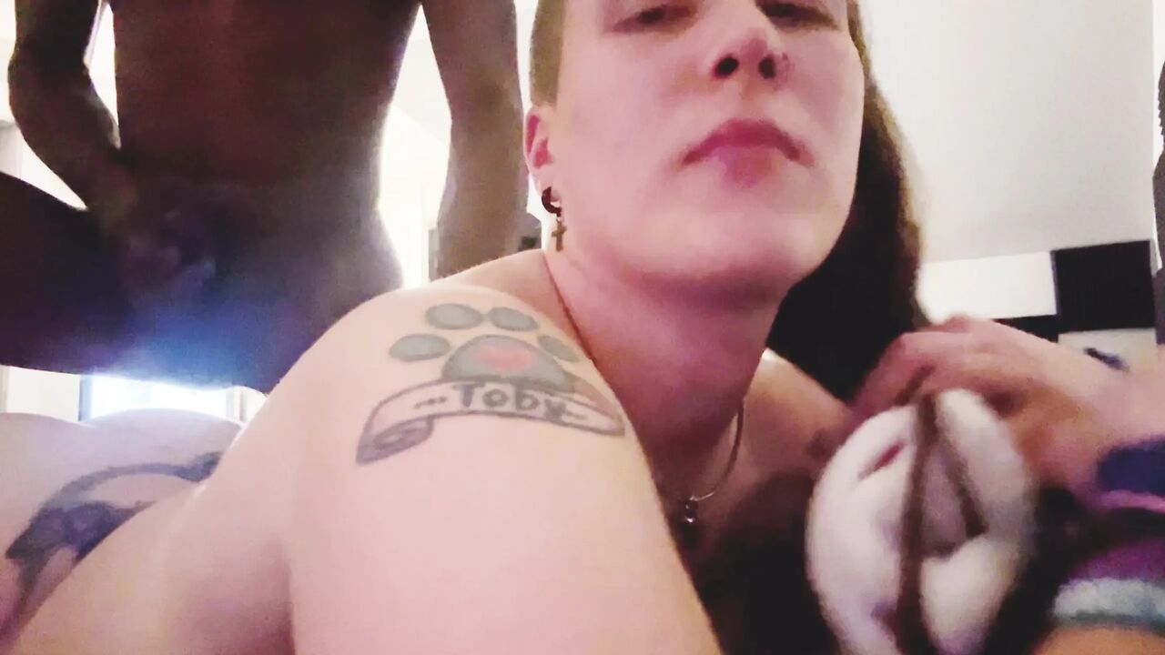 She get her pussy ate and fucked by the elf