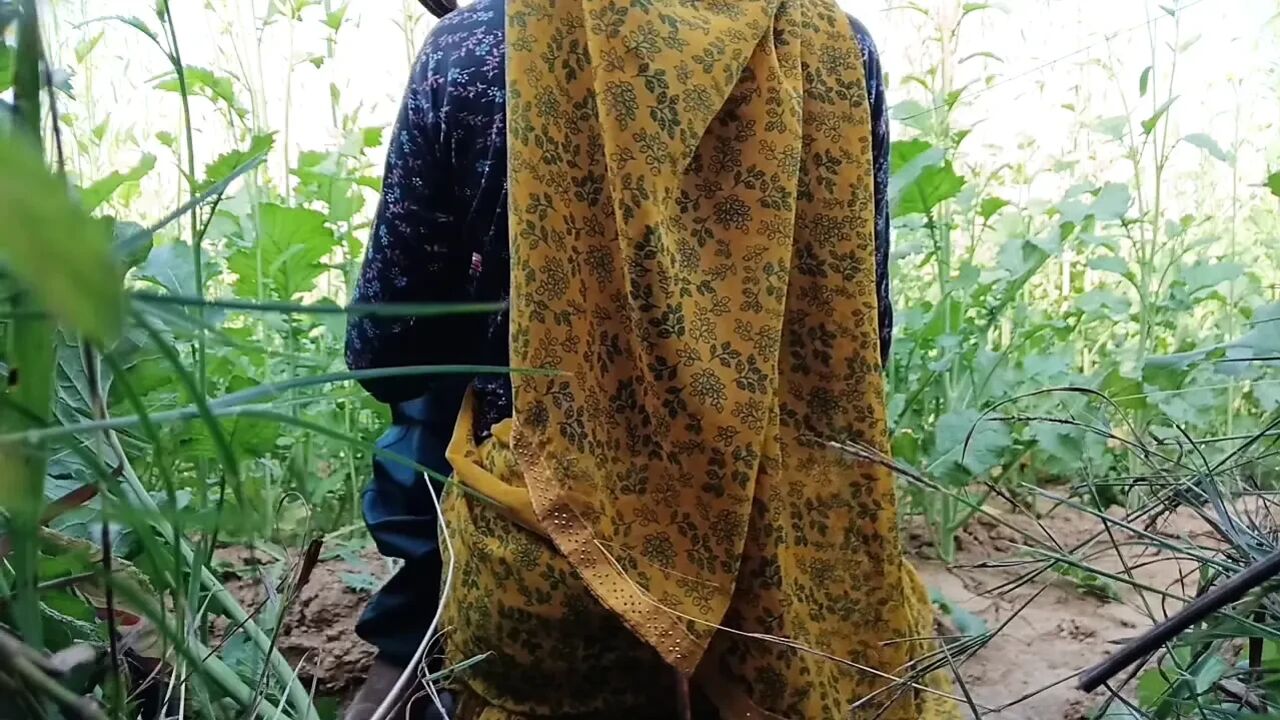 Bhabhi ke khet mai sarso ke beech pela
