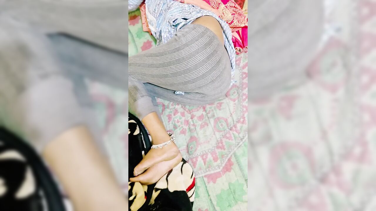 Akeli bhabhi ne chut ki chudai toy se kiya