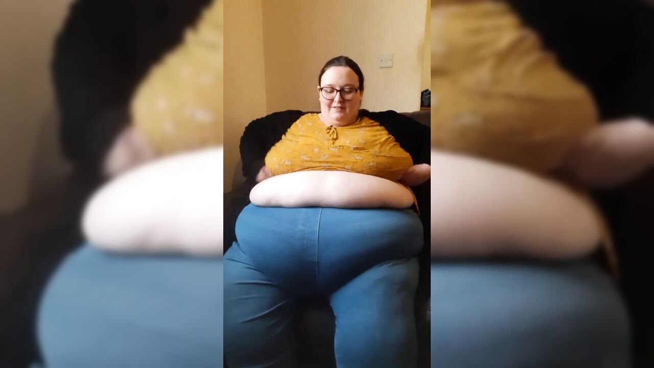 SSBBW eating cake with belly out
