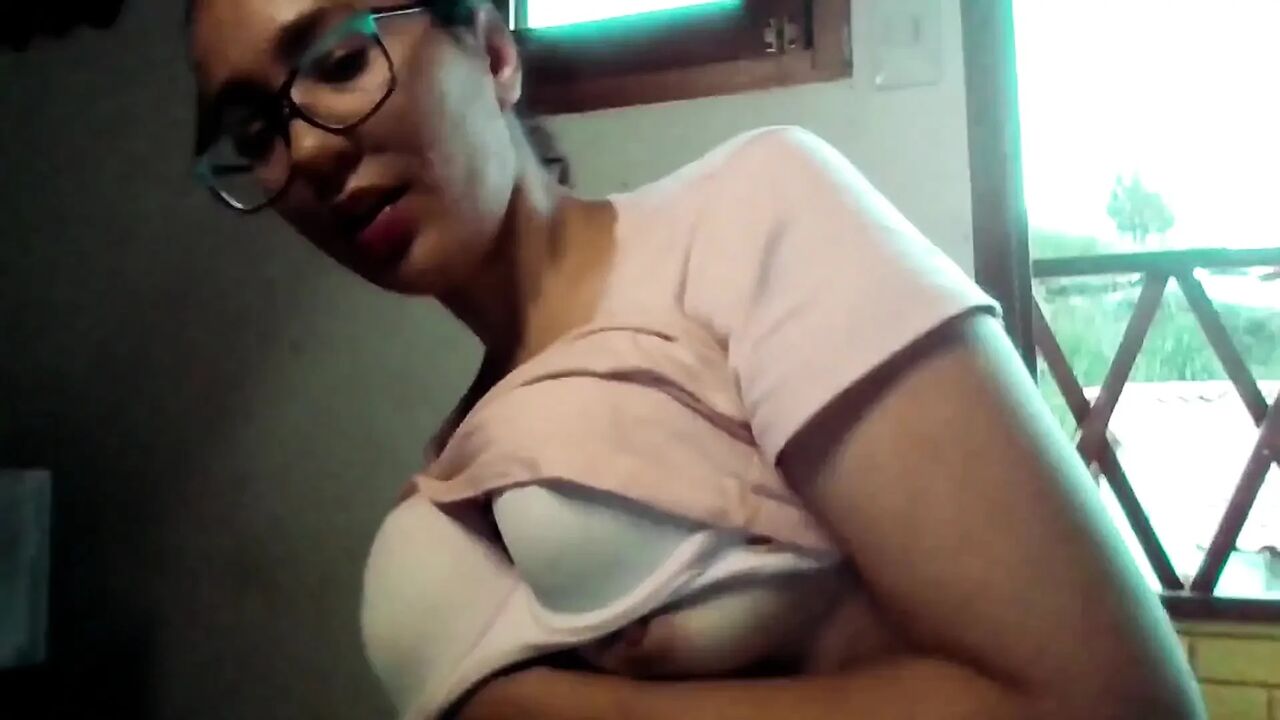 Hot Girl Was Bored and Plays with a Gift That Her Stepbrother Gave Her
