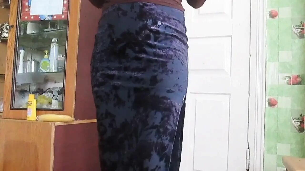 The bitch fucks herself with fingers and a banana and brings her to orgasm