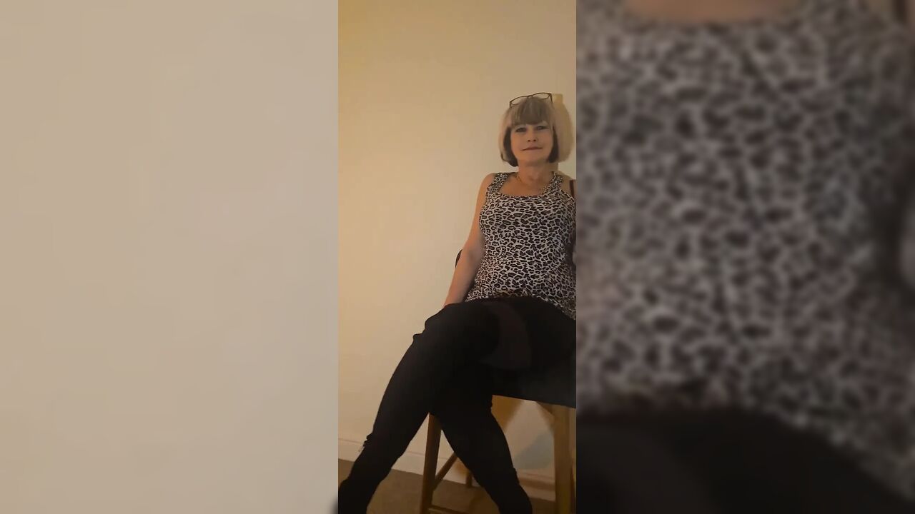 Sexy Hot Cougar GILF Wearing High Boots Gets Fucked