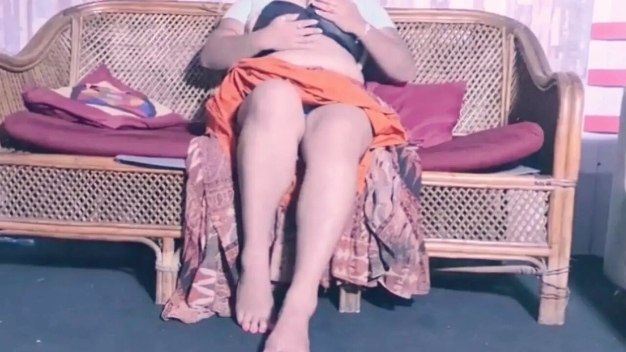 Ghar me dekha koi na hai to apni yoni me aungli dalne lagai
