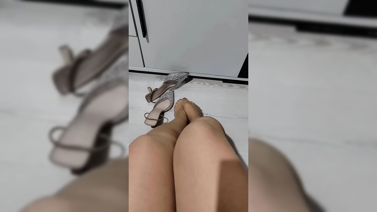 BEAUTIFUL LEGS OF MATURE WOMAN