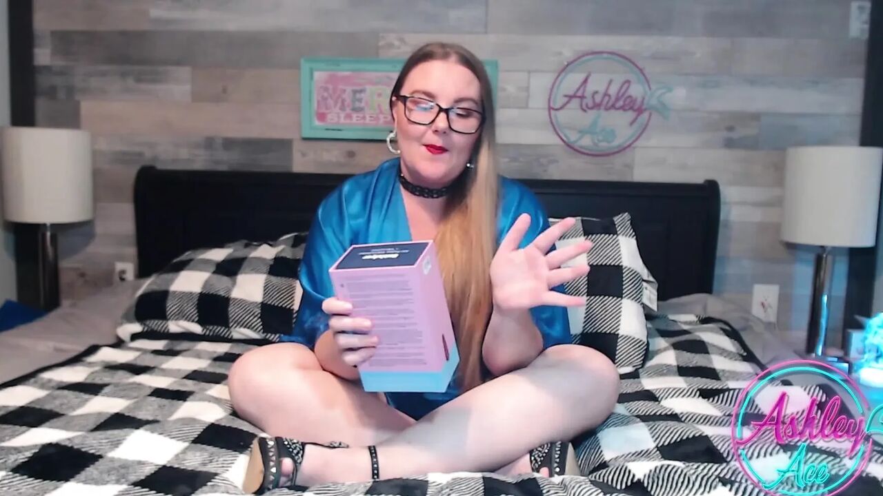 Ashley Reviews - Satisfyer Curvy 1