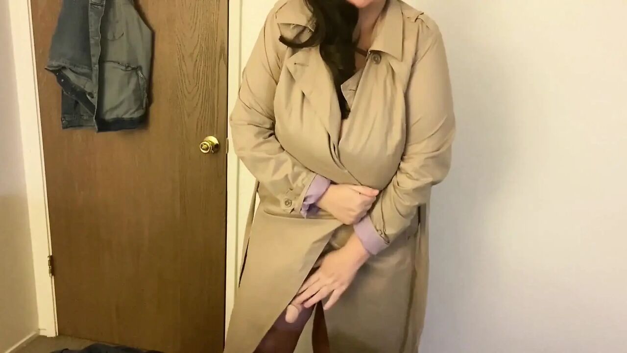 BBBW stepmom wears a strap on custom 2
