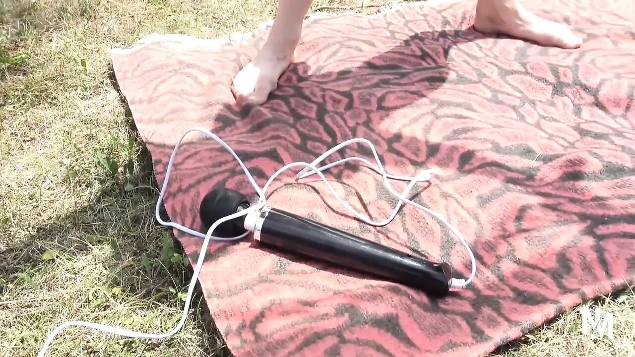 Unknown Babe Gets Her Pussy Pleased by a Vibrator