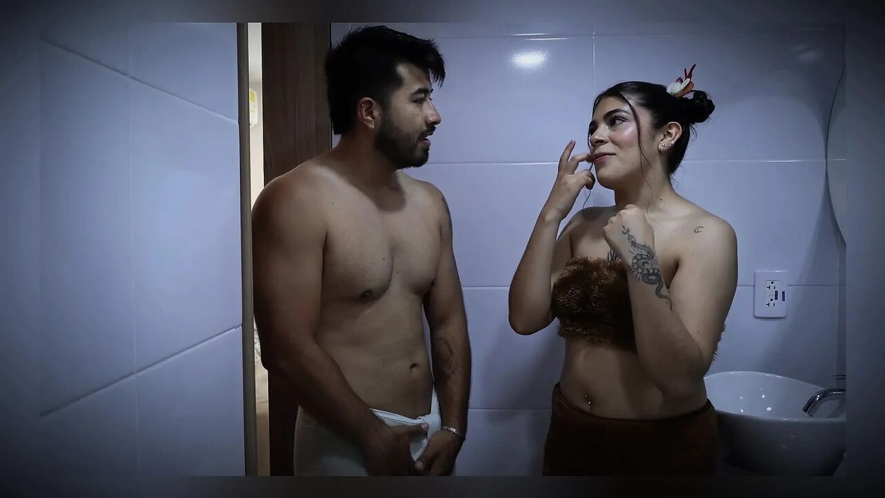 I TAKE A SHOWER AT MY NEIGHBOR'S HOUSE THE TIKTOKER AND WE END UP FUCKING IN THE MIDDLE OF THE LIVE