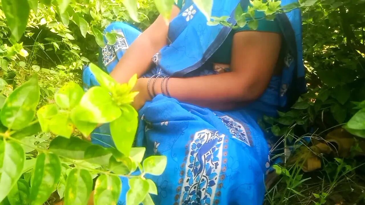 Beautiful boobs of the aunty who works in the garden